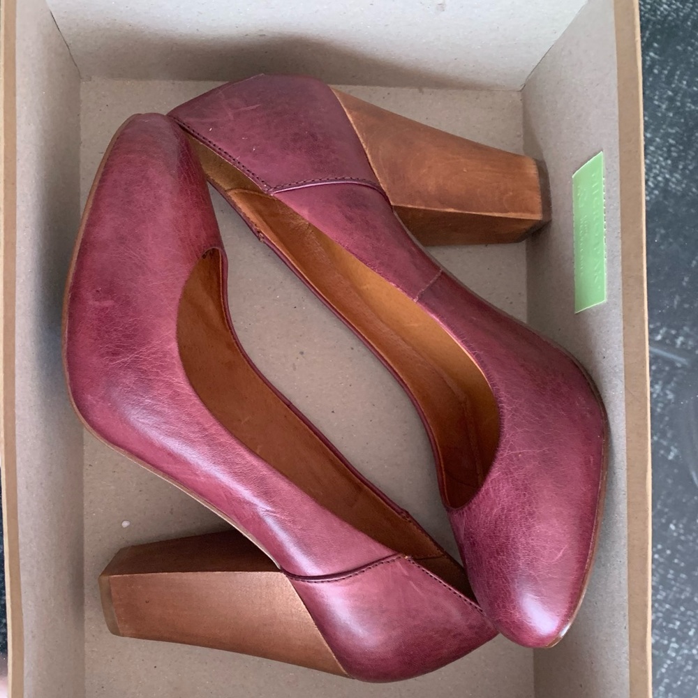 Madewell Frankie Pumps in rich plum